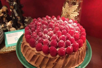 Pastel triple chocolate con frambuesas