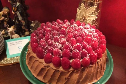 Pastel triple chocolate con frambuesas