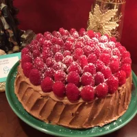 Pastel triple chocolate con frambuesas