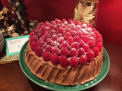Pastel triple chocolate con frambuesas