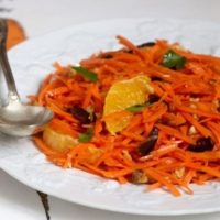 Ensalada de zanahoria con aderezo de naranja y miel 20 Ensalada fresca de zanahoria rallada con aderezo de naranja y miel, nueces y queso de cabra
