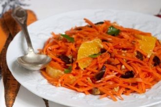 Ensalada fresca de zanahoria rallada con aderezo de naranja y miel, nueces y queso de cabra