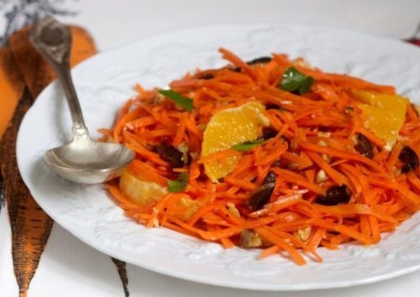 Ensalada fresca de zanahoria rallada con aderezo de naranja y miel, nueces y queso de cabra