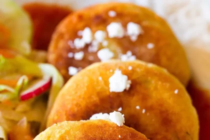 Receta de tortas de papa con queso doradas y crujientes servidas con ensalada fresca