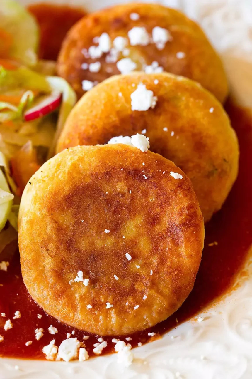 Receta de tortas de papa con queso doradas y crujientes servidas con ensalada fresca
