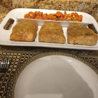 Salmón Wellington cortado mostrando el interior de salmón rosado con espinacas y hojaldre dorado