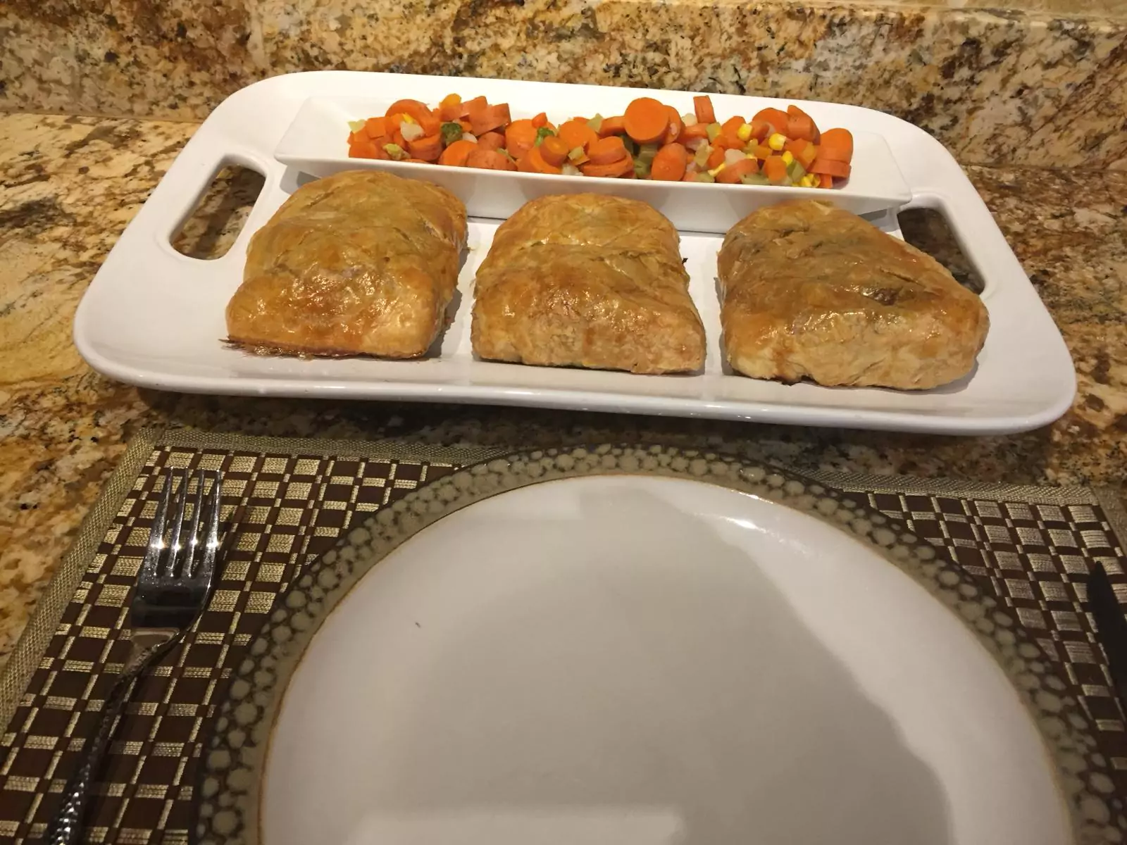 Salmón Wellington cortado mostrando el interior de salmón rosado con espinacas y hojaldre dorado