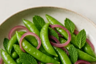 Chicharos dulces con menta fresca y cebolla morada encurtida