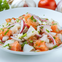 Descubre nuestro delicioso ceviche de sierra al estilo, una receta tradicional que combina la frescura del pescado, la acidez de los cítricos y sabrosas especias. Un plato icónico de la cocina latinoamericana, perfecto para despertar tu paladar.