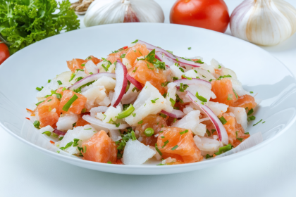 Descubre nuestro delicioso ceviche de sierra al estilo, una receta tradicional que combina la frescura del pescado, la acidez de los cítricos y sabrosas especias. Un plato icónico de la cocina latinoamericana, perfecto para despertar tu paladar.