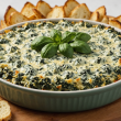 descubre cómo preparar un delicioso dip de espinaca con alcachofa, perfecto para compartir en reuniones y sorprender a tus invitados con su sabor cremoso y fácil preparación.