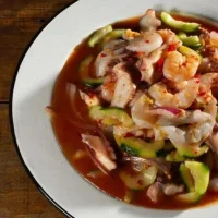 fotografia de un plato de aguachile rojo de camaron