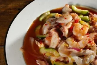 fotografia de un plato de aguachile rojo de camaron
