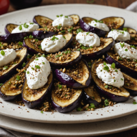 descubre una receta deliciosa de berenjenas asadas acompañadas de cremoso labneh y el toque aromático del za’atar. ideal para sorprender en tus comidas con sabores mediterráneos auténticos.