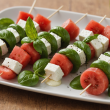 descubre cómo preparar mini brochetas caprese con sandía y albahaca, un aperitivo fresco, original y perfecto para sorprender en tus reuniones o celebraciones veraniegas.
