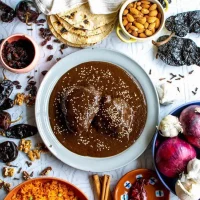 Mole Negro (Oaxaca) – receta tradicional mexicana preparada por Gina Whitley