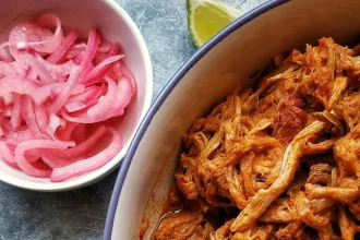 Cochinita Pibil (Yucatán) – receta tradicional mexicana preparada por Gina Whitley