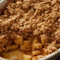 Crumble de manzana y pera con avena servido en refractario