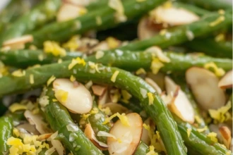 Ejotes al ajillo con almendra y limón servidos en plato