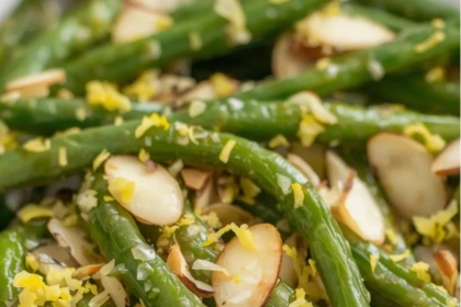 Ejotes al ajillo con almendra y limón servidos en plato