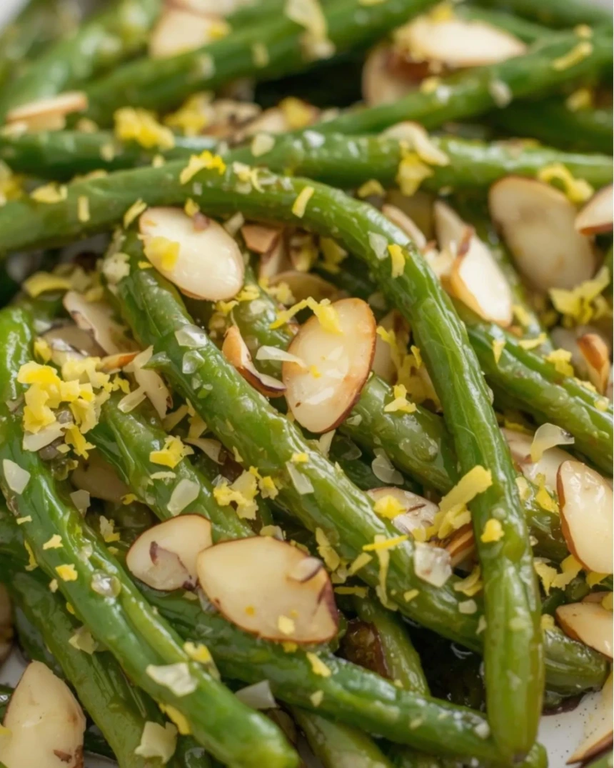 Ejotes al ajillo con almendra y limón servidos en plato