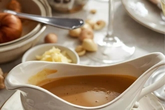 Gravy de pavo con vino blanco y salvia servido en salsera