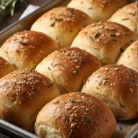Panecillos de buttermilk con romero y salvia recién horneados