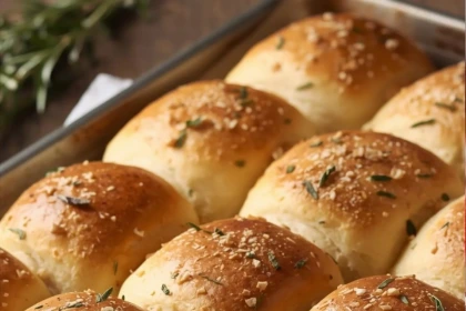 Panecillos de buttermilk con romero y salvia recién horneados