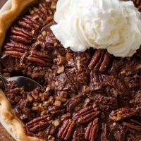 Pay de nuez pecana con chocolate amargo en rebanadas