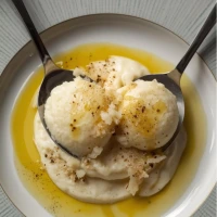 Puré de coliflor y parmesano opción trufa servido en plato