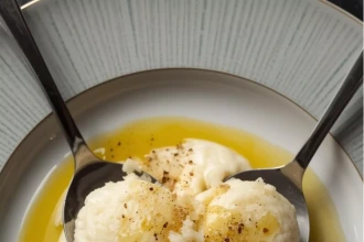 Puré de coliflor y parmesano opción trufa servido en plato