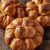 Imagen de Brioche corona de canela servida en plato