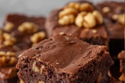 Imagen de Brownies fudge con nuez servida en plato