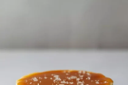 Imagen de Cheesecake de caramelo salado servida en plato