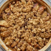 Imagen de Crumble de manzana con avena servida en plato