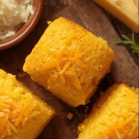 Imagen de Pan de elote esponjoso con queso servida en plato