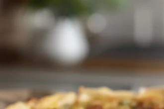 Imagen de Quiche de poro y tocino servida en plato