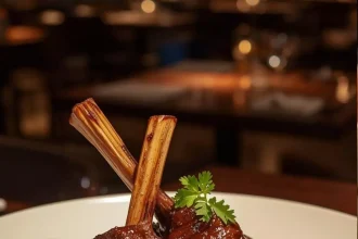 Imagen de Short ribs al vino tinto con puré de papa cremoso servida en plato