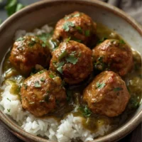 Cazuela con albóndigas de pavo en salsa verde