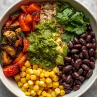 Bowl colorido con arroz frijoles negros y verduras asadas