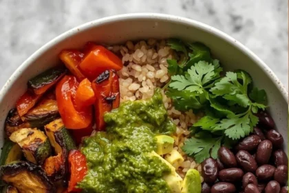 Bowl colorido con arroz frijoles negros y verduras asadas