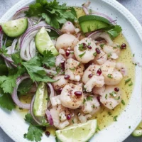 Ceviche verde de callo de hacha fresco con granada