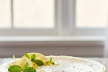 Rebanada de cheesecake cremoso con limón