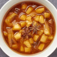 Tazón con cubos de manzana cocida y canela