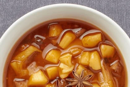 Tazón con cubos de manzana cocida y canela