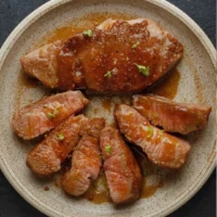 Filete de res asado bañado en salsa oscura de tamarindo