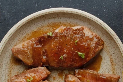 Filete de res asado bañado en salsa oscura de tamarindo