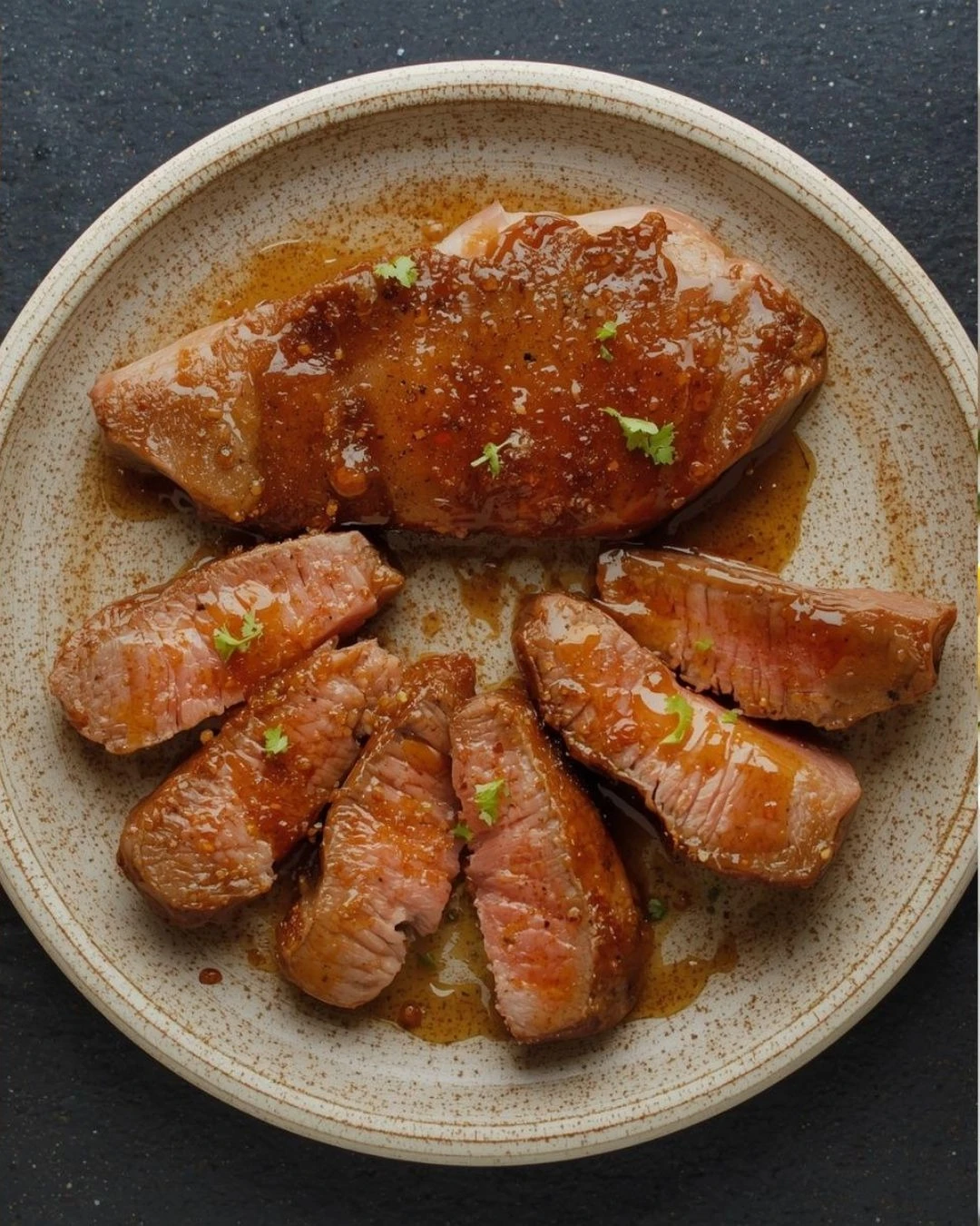 Filete de res asado bañado en salsa oscura de tamarindo