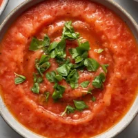 Tazón de gazpacho rojo de sandía y jitomate con albahaca