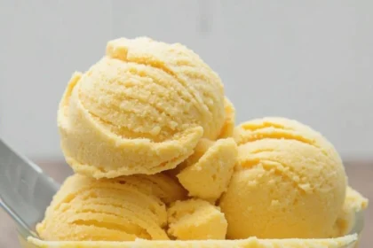 Bolas de helado amarillo brillante de mango